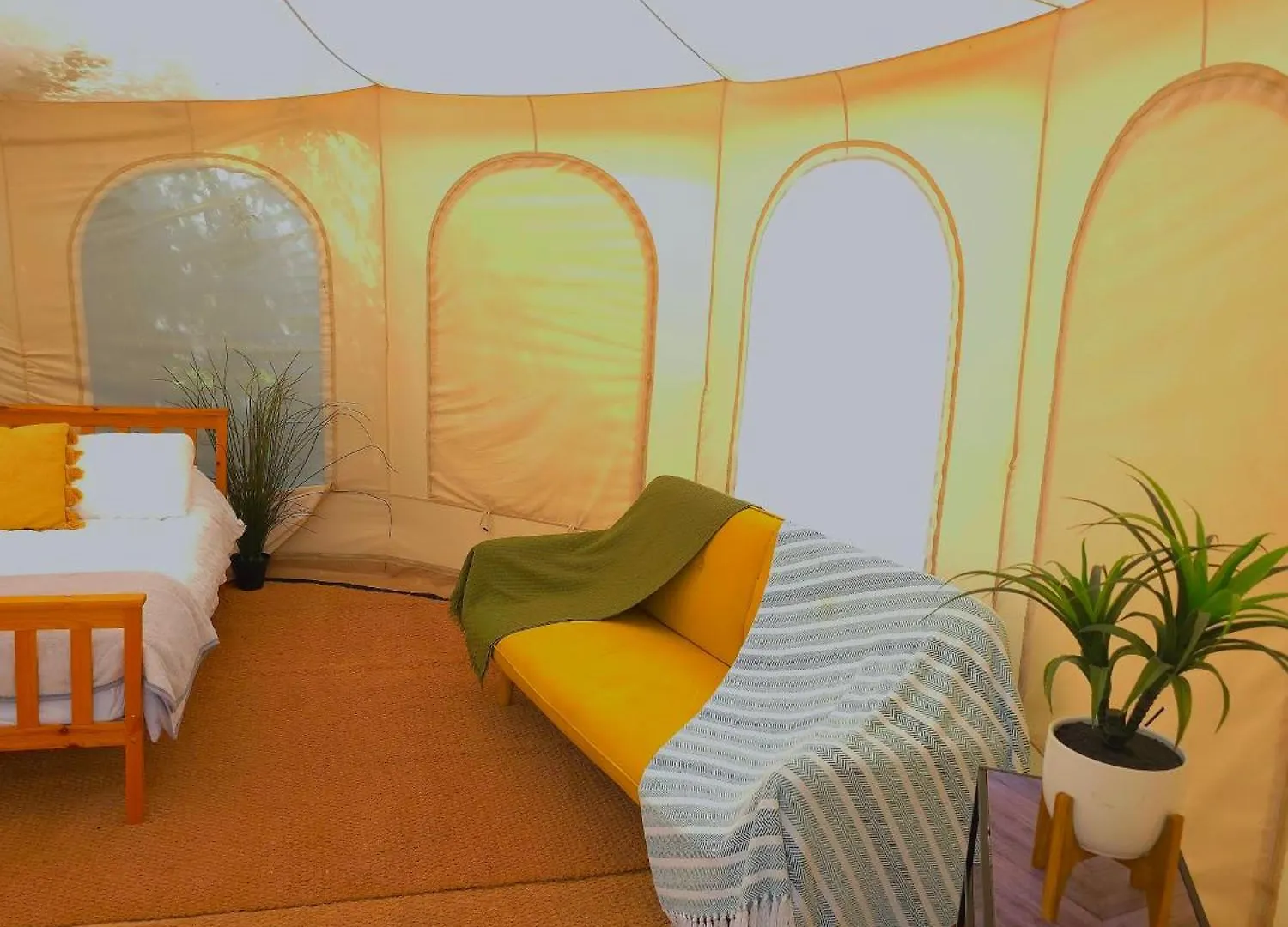 Bell Tent Village Nottingham 0*,  Regno Unito