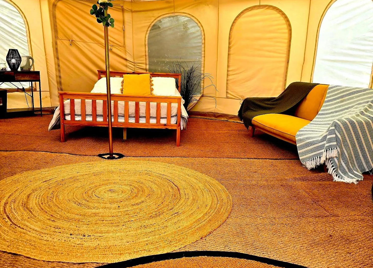 Bell Tent Village Nottingham 0*,  Regno Unito