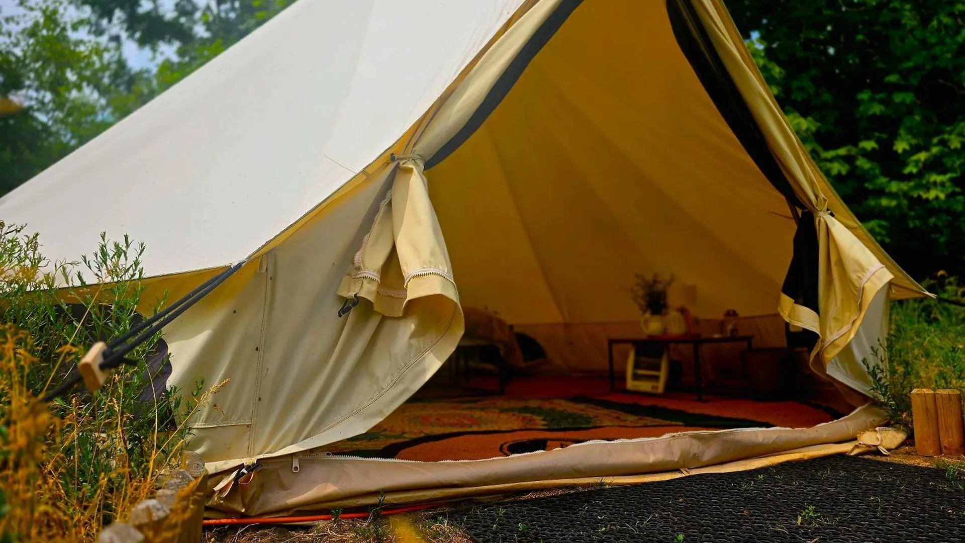 Bell Tent Village Nottingham 0*,  Regno Unito